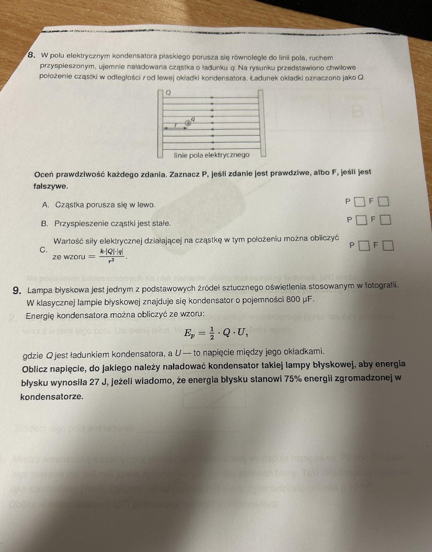 8-w-polu-elektrycznym-kondensatora-studyx