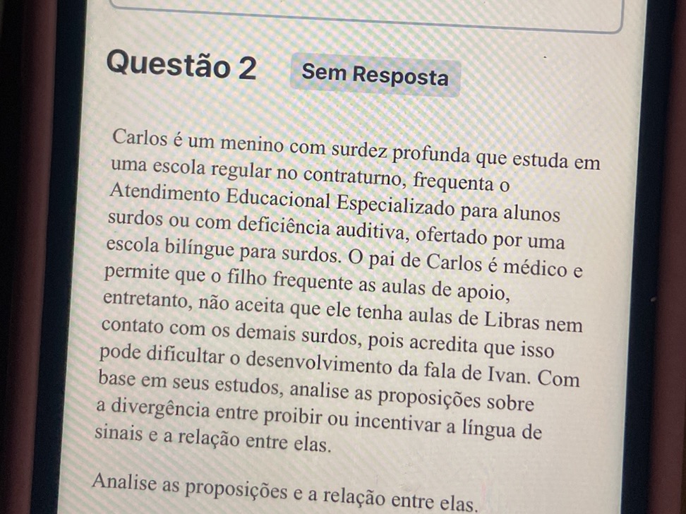 Questão 2 Carlos é um menino com surdez | StudyX